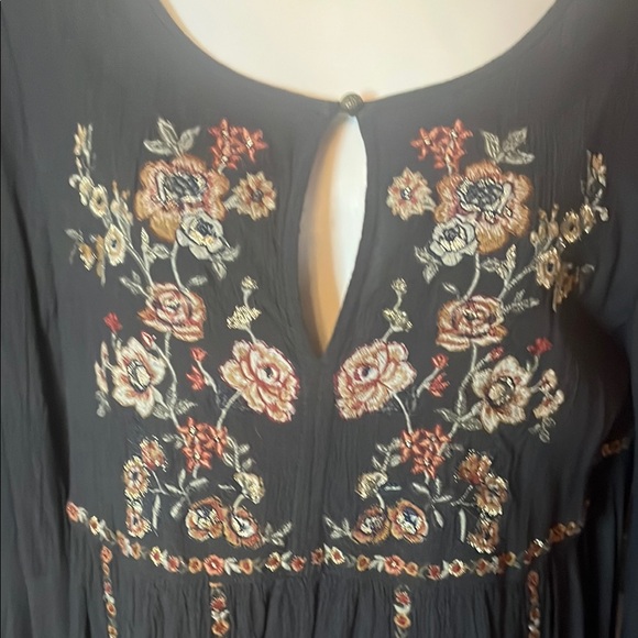 #28 American Eagle Boho Top Floral Embroidered Grey with Bell sleeves Sz M - Picture 2 of 13